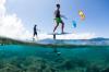 Plan mi dans eau de deux kitesurfeurs en navigation foil