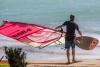 Mise à l'eau d'un windsurf sur le spot de Jericoacoara au Brésil