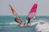 Windsurfeur qui surfe une vague sur le spot de Jericoacoara au Brésil