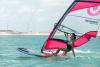 Windsurfeuse souriante sur le spot de Jericoacoara au Brésil