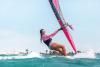 Windsurfeuse souriante sur le spot de Jericoacoara au Brésil
