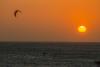 Kitesurf au coucher du soleil sur le spot de Jericoacoara au Brésil
