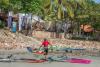 Mise à l'eau d'un windsurf devant le club ventos sur le spot de Jericoacoara au Brésil