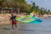 Préparation d'un windsurfeur avant la mise à l'eau sur le spot de Jericoacoara au Brésil