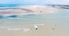 3 kitesurfeurs naviguent sur le spot de Parajuru au Brésil