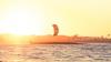 Un kitesurfeur qui navigue au coucher du soleil sur le spot de Taïba