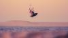 Saut d'une rideuse en kitesurf sur le spot de Taïba au Brésil