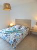 Interieur des chambres doubles avec lit queen des residences les collines de bonifacio en Corse