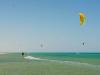 Riding en kitesurf sur le spot de gruissan au centre du pôle nautique