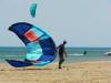 Aile de kitesurf sur la plage du centre du pôle nautique de gruissan en france