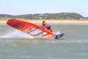 Nicolas AKGAZCIYAN effectue un jibe sur le spot de Gruissan en France sur la plage des chalets