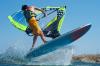 Jump en windsurf au club Windsurfing Mykonos en Grèce
