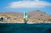 Vue d'un windsurfeur sur le spot de Kalafati au club Windsurfing Mykonos en Grèce