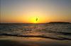 saut en kitesurf au coucher du soleil à dakhla au maroc