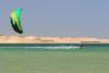 Kitesurfeur en navigation sur le spot de Dakhla au Maroc devant le centre KBC