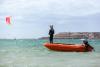 Beach boy en train de surveiller les kitesurfeurs en navigation sur le spot de Dakhla au Maroc devant le centre KBC