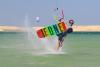 Kitesurfeur en grab en navigation sur le spot de Dakhla au Maroc devant le centre KBC