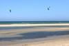 Pratiquant qui navigue en kitesurf sur le spot de Dakhla Turtle Bay au Maroc