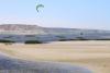 Navigation en kitesurf dans les marécages sur le spot de Dakhla Turtle Bay au Maroc
