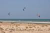 Plusieurs personnes qui naviguent en kitesurf sur le spot de Dakhla Turtle Bay au Maroc