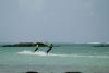 Deux kitesurfeurs sur le spot kitesurf Anse la raie à l'ile Maurice