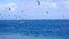 Plusieurs ailes de kitesurf en l'air sur le spot du Morne à l'ile Maurice