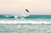 Saut en kitesurf dans les vagues sur le spot de Lagos au POrtugal