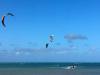 2 kitesurfeurs en navigation sur le spot de Las Terrenas en République Dominicaine