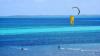 Deux kitesurfeurs naviguent sur le spot kitesurf de Anse Mourouk à Rodrigues