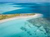 Vue aérienne d'un kiteur ridant sur le spot de Los Roques au Venezuela