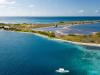 Vue aérienne d'un kitesurfeur ridant sur le spot de Los Roques au Venezuela