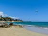 Vue d'ensemble de plusieurs kitesurfeurs en navigation sur le spot de Cabarete en République Dominicaine