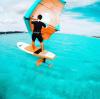 wingfoil sur eau transparente a Bonifacio en Corse