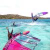 Deux windsurfeurs en train de saluer la caméra