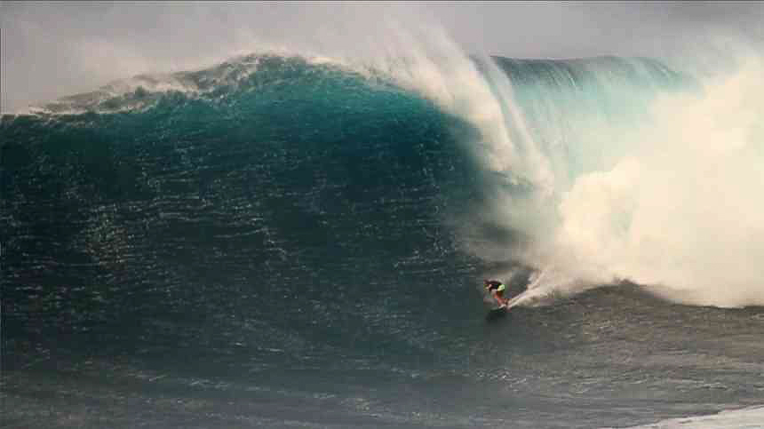 Big wave surf parallèle à Teahupoo à Tahiti