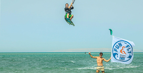 Victor à En Gouna en Egypte apprend le kitesurf